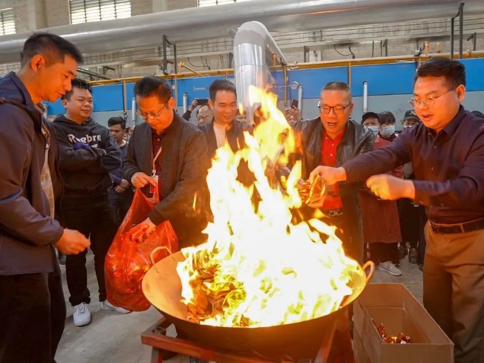 火力全開 | 強輝精工瓷磚肇慶生產基地巖板智能生產線點火大吉(圖6)